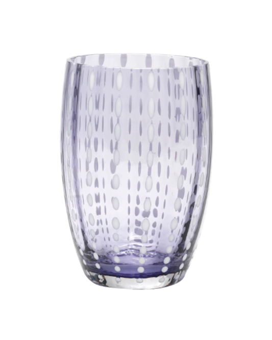 Mit seinem zarten Lavendelton und den vertikalen Reihen aus weißen, ovalen Punkten, die gleichmäßig über die transparente Oberfläche verteilt sind, verkörpert das Zafferano | Perle Glas Lavendel 32 cl die exquisite italienische Glasherstellung von Zafferano, das unter Einsatz traditioneller Mundblastechniken meisterhaft gefertigt wurde.