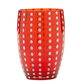 Das „Zafferano | Perle Glas Rot 32 cl“, ein rotes Glas von Zafferano mit vertikalen Reihen aus gleichmäßig verteilten weißen Punkten und dezenten ovalen Mustern, die von der italienischen Glasmacherkunst inspiriert sind und an den klassischen Zafferano Perle Becher erinnern, wird vor einem schlichten weißen Hintergrund präsentiert.