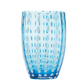 Ein blauer Glasbecher, der „Zafferano | Perle Glas Aquamarin 32 cl“, besticht durch ein Muster aus vertikalen Linien und ovalen Punkten. Dieses meisterhaft mundgeblasene Stück von Zafferano spiegelt die exquisite italienische Glasmacherkunst wider und verleiht dem Becher ein modernes, stilvolles Aussehen.