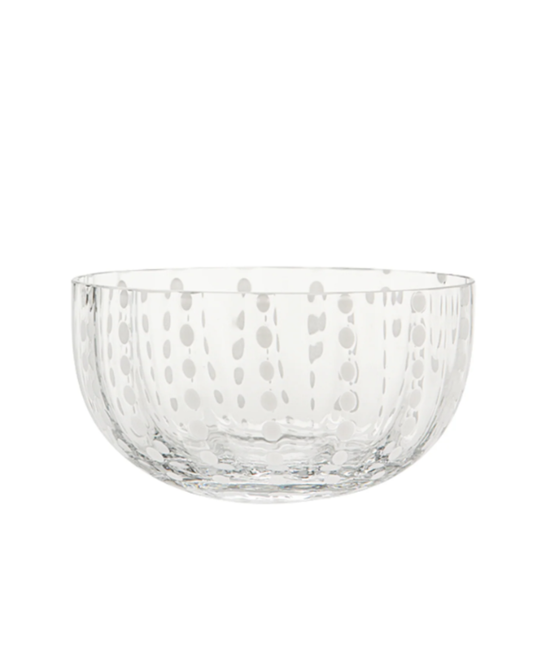 Die „Zafferano | Perle Schale Transparent 38 cl“ ist eine klare, runde Glasschale mit einem eleganten, eingravierten Muster aus vertikalen Punktlinien, die in gleichmäßigen Abständen um die Außenseite verteilt sind. Diese von Zafferano handgefertigte Schale eignet sich perfekt als Dessertschale und kommt vor einem weißen Hintergrund besonders elegant zur Geltung.