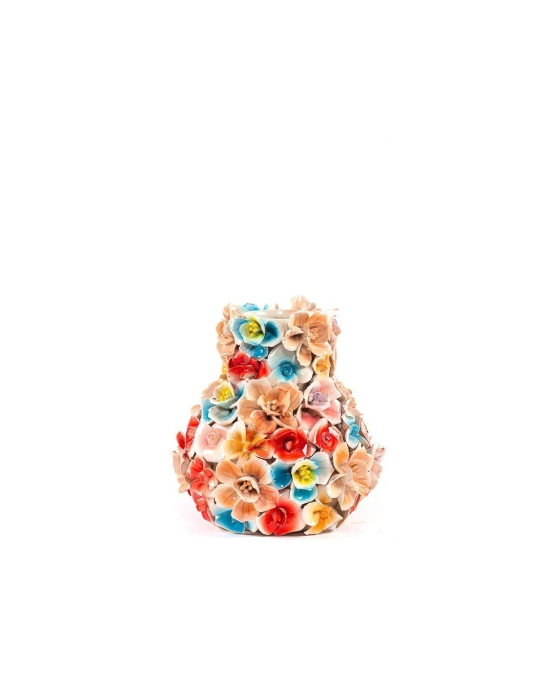 Die Vase „Des Pots“ mit bunten Deko-Blumen (H 17, Ø 5,5–14 cm) von Des Pots besticht durch farbenfrohe, dreidimensionale Blumenverzierungen in Rot, Blau, Gelb und Beige auf einer schlichten weißen Vase.