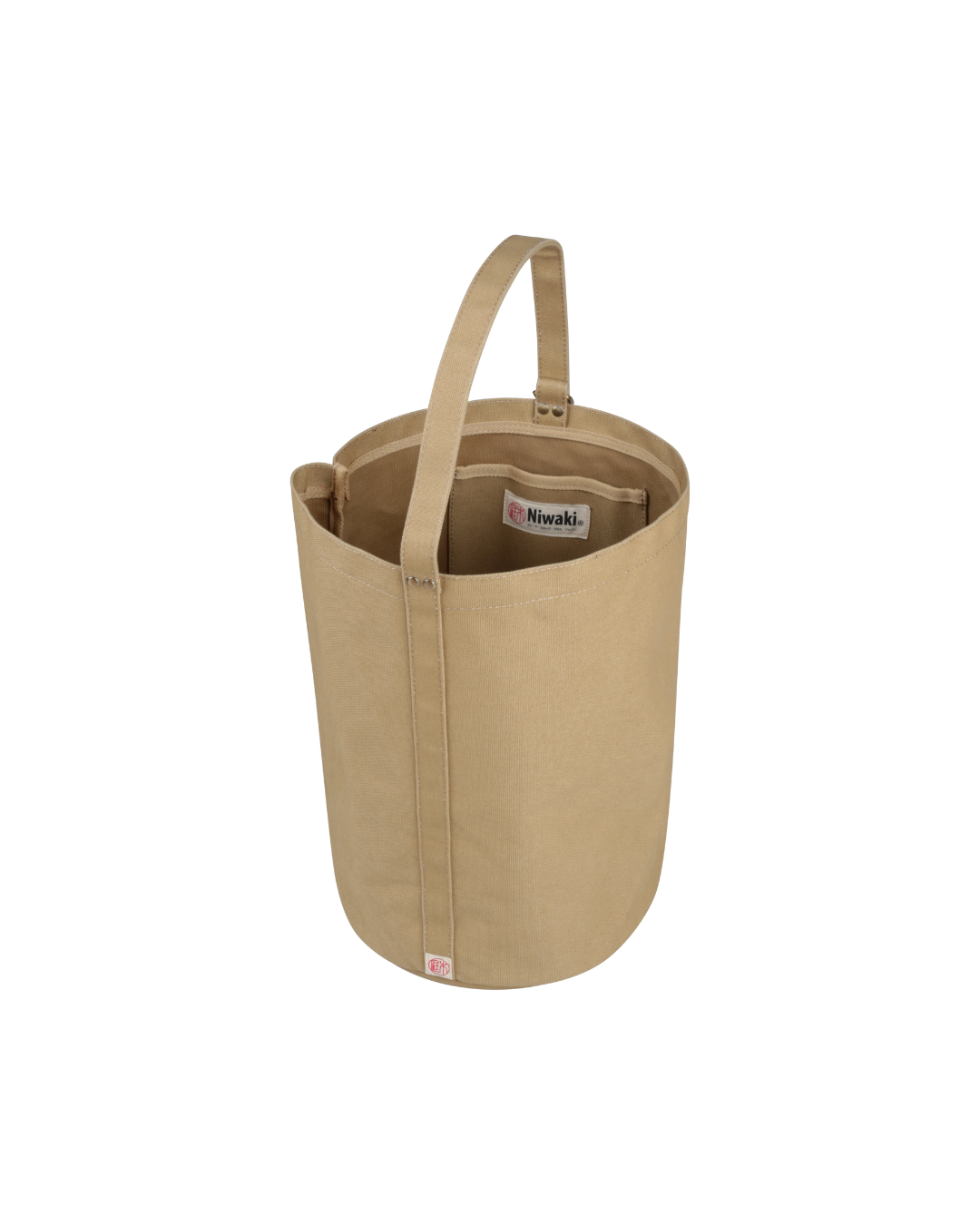 Die Kantan Werkzeugtasche - Niwaki ist eine beigefarbene Eimertasche aus Segeltuch mit Henkel, Außentasche und einem Niwaki-Etikett im Inneren. Diese robuste Tasche von Niwaki steht aufrecht auf einem weißen Hintergrund.