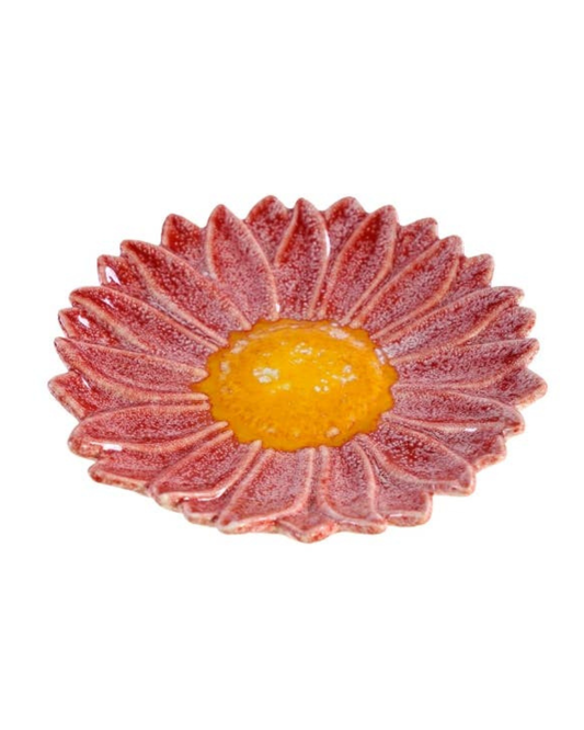 Eine dekorative Schale von Werner Voß aus Steingut in Blumenform, mit strukturierten rosa Blütenblättern und gelbem Zentrum, Maße 15 x 15 x 2,5 cm, präsentiert auf weißem Hintergrund.