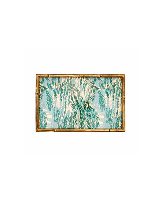Ein rechteckiges Caspari-Tablett „Green Willows“ (24,9 x 22,9 cm) mit einem botanischen Muster aus grünen und blauen Blättern auf hellem Hintergrund, das dank seines handgefertigten Designs von Caspari eine einzigartige und elegante Note verleiht.
