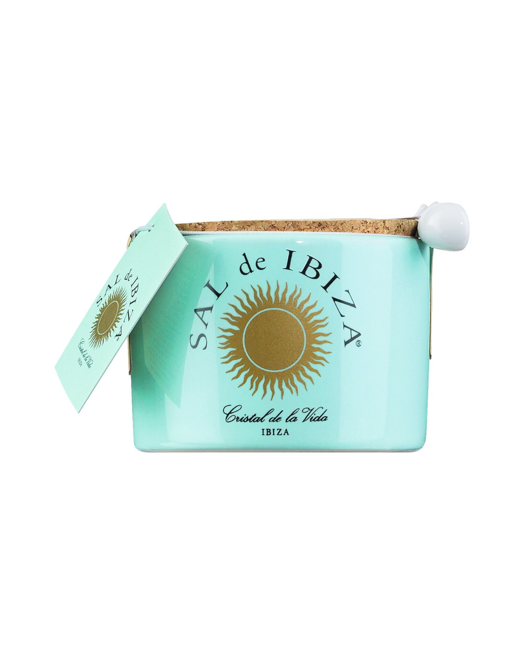Ein hellblaues Sal de Ibiza | „Fleur de Sel“-Meersalz im 150-g-Keramikglas mit dem goldenen Sal de Ibiza-Sonnenlogo, einem Korkdeckel, einem angebrachten Etikett und einem kleinen weißen Keramiklöffel – ideal zum Servieren dieses erlesenen Meersalzes.