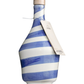 Der handbemalte Keramikkrug „Spirale Blu“ von Frantoio di Perna (500 ml) ist mit blauen und weißen diagonalen Streifen verziert und verfügt über einen praktischen Korkverschluss sowie einen Papieranhänger, der mit einer Schnur am Hals befestigt ist – die stilvolle Lösung zur Aufbewahrung von nativem Olivenöl extra.