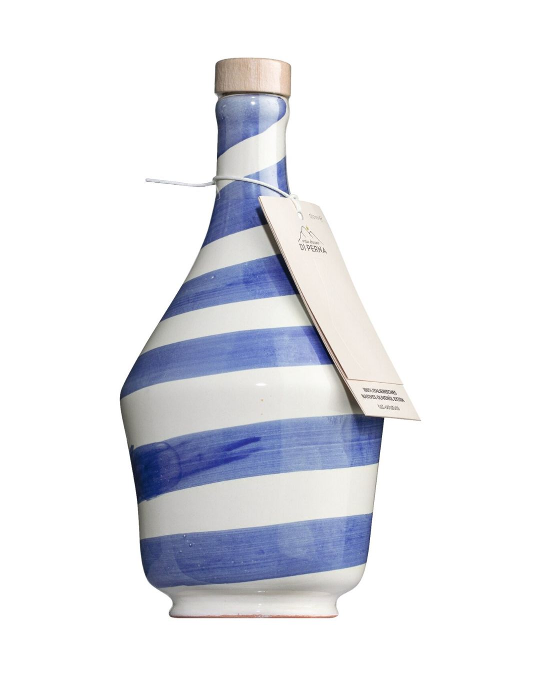 Der handbemalte Keramikkrug „Spirale Blu“ von Frantoio di Perna (500 ml) ist mit blauen und weißen diagonalen Streifen verziert und verfügt über einen praktischen Korkverschluss sowie einen Papieranhänger, der mit einer Schnur am Hals befestigt ist – die stilvolle Lösung zur Aufbewahrung von nativem Olivenöl extra.