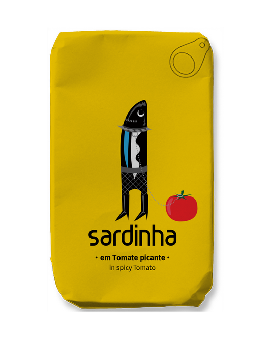 Auf einer gelben Sardinen-Dose ist eine Cartoon-Sardine abgebildet, die aufrecht in Kleidung steht und eine Tomate an der Leine hält. Der Text lautet: Sardinha | Sardine in würziger Tomate. Dieses verspielte Design von Sardinha unterstreicht die köstliche Kombination aus würzigen Tomatenaromen und den wertvollen Omega-3-Vorteilen.
