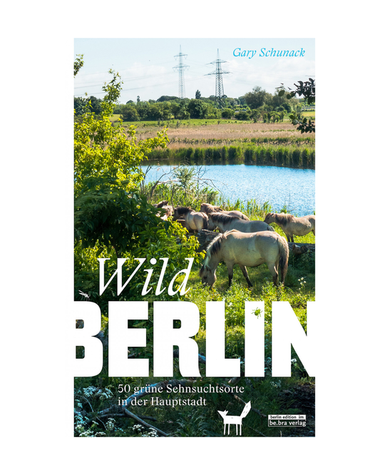 Auf dem Buchcover von „Wild Berlin | 50 grüne Sehnsuchtsorte“ aus dem Bebra Verlag sind Pferde zu sehen, die an einem Fluss inmitten üppiger Vegetation weiden, während im Hintergrund Bäume und Stromleitungen zu erkennen sind. Mit dem deutlich hervorgehobenen Titel regt dieser Naturführer Berlin die Leser dazu an, neue grüne Ausflugsziele in der Hauptstadt zu entdecken.