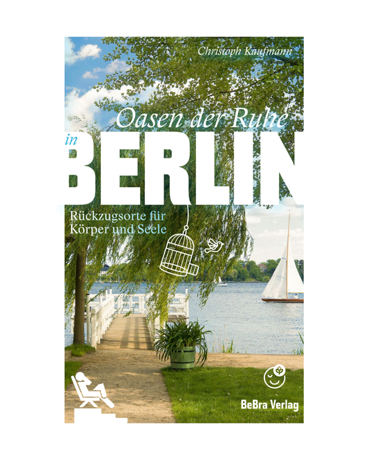 Buchcover zu „Oasen der Ruhe in Berlin | Rückzugsorte für Körper und Seele“ mit einem ruhigen Steg am See, einem belaubten Baum, einem hängenden Vogelkäfig, einem Segelboot und üppigem Grün – ein perfektes Spiegelbild der besonderen Rückzugsorte für Körper und Seele, die Berlin für Momente der Entspannung bietet. Autor: Christoph Kaufmann. Unten ist das Logo des Bebra Verlags zu sehen.