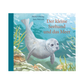 Titelbild von "Der kleine Seehund und das Meer | Bilderbuch über Seehunde ab 4 Jahren" aus dem Gerstenberg Verlag: Eine junge Kegelrobbe schwimmt unter Wasser im Wattenmeer, umgeben von Fischen, Pflanzen und Meerestieren.