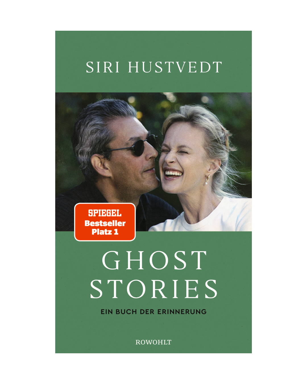 Buchcover von „Ghost Stories | Ein Buch der Erinnerungen“ vom Rowohlt Verlag. Ein Mann mit Sonnenbrille küsst eine lächelnde Frau auf die Wange. Das Cover ist mit einem roten „SPIEGEL-Bestseller Platz 1“-Etikett und einem grünen Hintergrund versehen, was die literarische Verbindung zwischen Siri Hustvedt und Paul Auster unterstreicht.