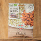 Eine Packung Sperli's Bio Keimsprossen Saatgut 'Erbsen' von Sperli's liegt auf einer Holzplatte, die Verpackung zeigt frische grüne Erbsensprossen und geröstete Süßkartoffelscheiben auf einem weißen Teller.