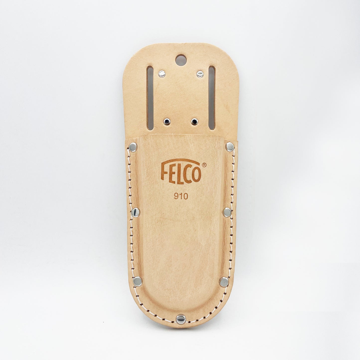 Ein hellbraunes Felco 910 Echtleder Scherenetui von Felco mit weißen Nähten, Metallnieten und Gürtelschlitzen wird aufrecht vor einem weißen Hintergrund präsentiert.