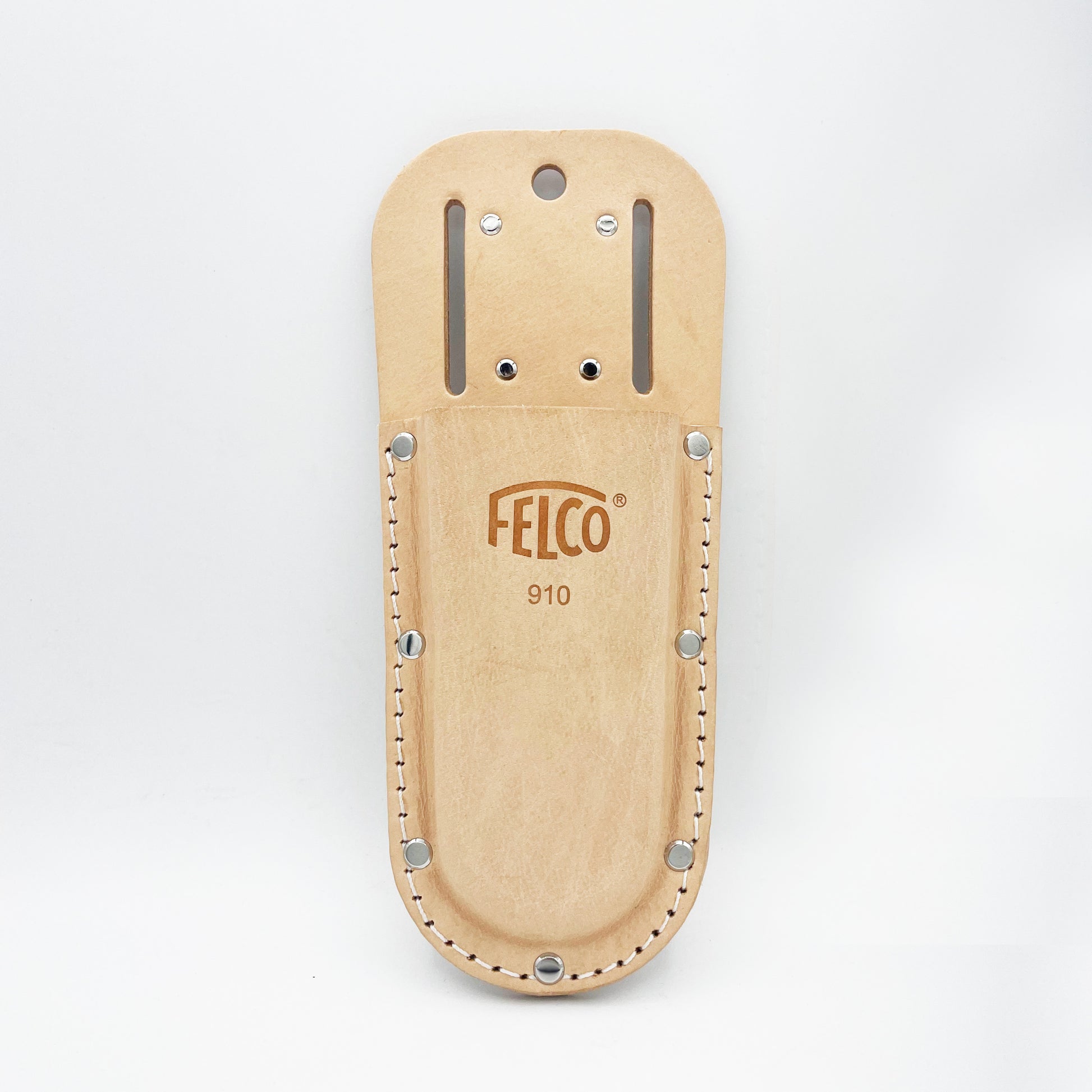 Ein hellbraunes Felco 910 Echtleder Scherenetui von Felco mit weißen Nähten, Metallnieten und Gürtelschlitzen wird aufrecht vor einem weißen Hintergrund präsentiert.