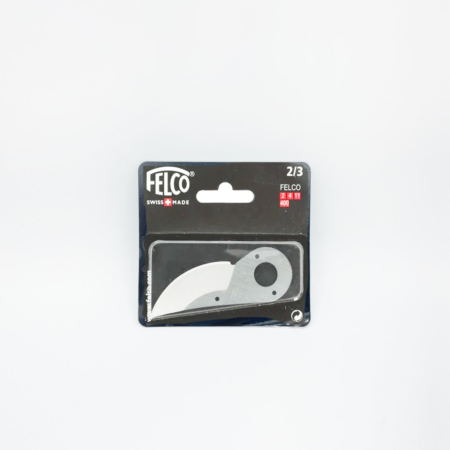 Die Felco Klinge 2/3 von Felco, eine gebogene Ersatzklinge für die Felco 2 Baumschere, wird in der schwarz-roten Originalverpackung vor einem schlichten weißen Hintergrund präsentiert.