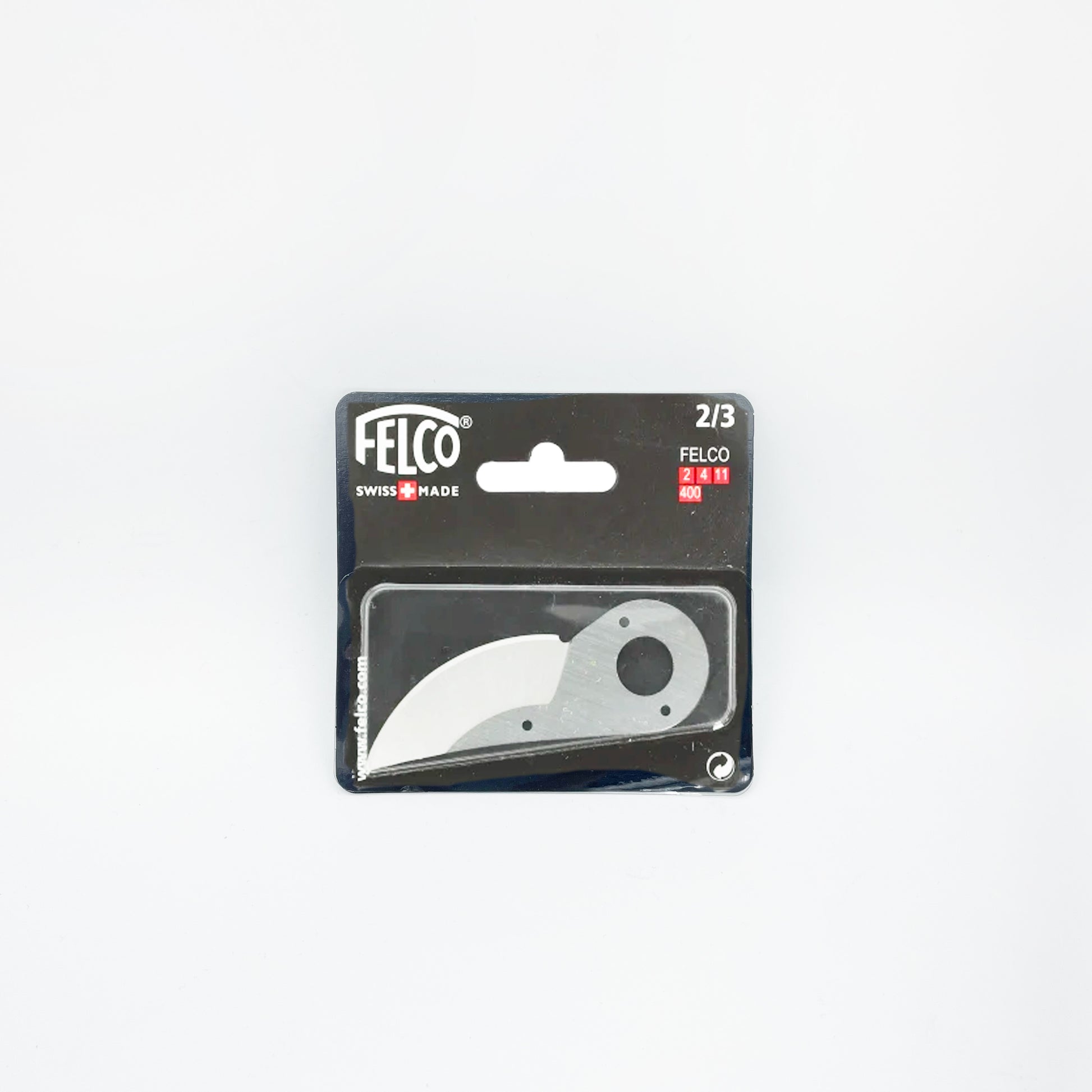 Die Felco Klinge 2/3 von Felco, eine gebogene Ersatzklinge für die Felco 2 Baumschere, wird in der schwarz-roten Originalverpackung vor einem schlichten weißen Hintergrund präsentiert.