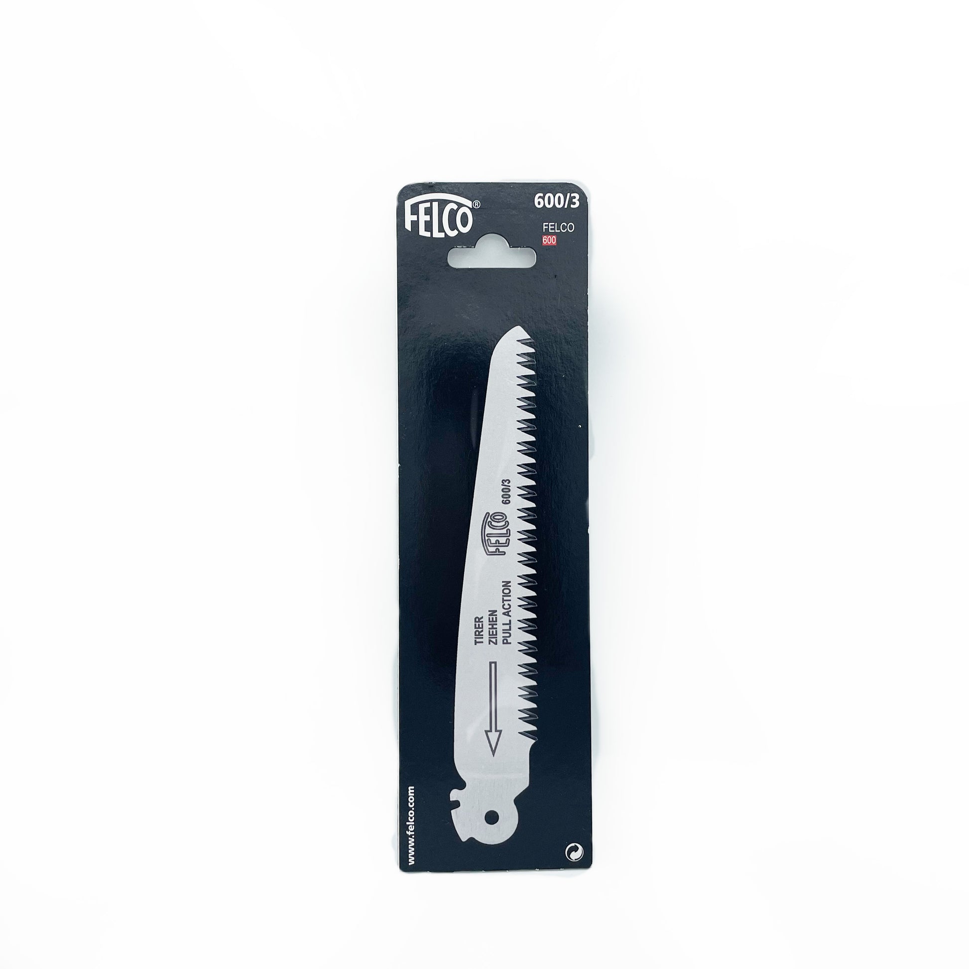Das Felco | 600/3 Klinge / Ersatzsägeblatt ist ein Ersatzsägeblatt für Ihre Klappsäge Felco 600. Es wird in einer schwarzen Verpackung mit einem Ausschnitt präsentiert, auf dem die scharfen Zähne und klare Produktangaben zu sehen sind.