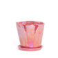 Der Des Pots Blumentopf aus glasierter Keramik in Pink (H 15,5 Ø 18 cm) hat eine glänzende, schillernde Oberfläche, einen unebenen Rand und eine passende Untertasse von Des Pots, die auf einem schlichten weißen Hintergrund abgebildet ist.