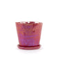 Der Des Pots Blumentopf aus glasierter Keramik in Rot (H 15,5 Ø 18 cm) von Des Pots hat eine glänzende rote Glasur, einen gewellten Rand, eine passende Untertasse und weiße Akzente.