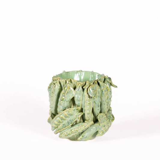 Die Des Pots | Vase grün mit Schoten von Des Pots ist eine grüne Keramikvase mit erhabenen Erbsenschotenmustern, die sie zu einem reizvollen Dekorationsstück vor einem schlichten weißen Hintergrund macht.