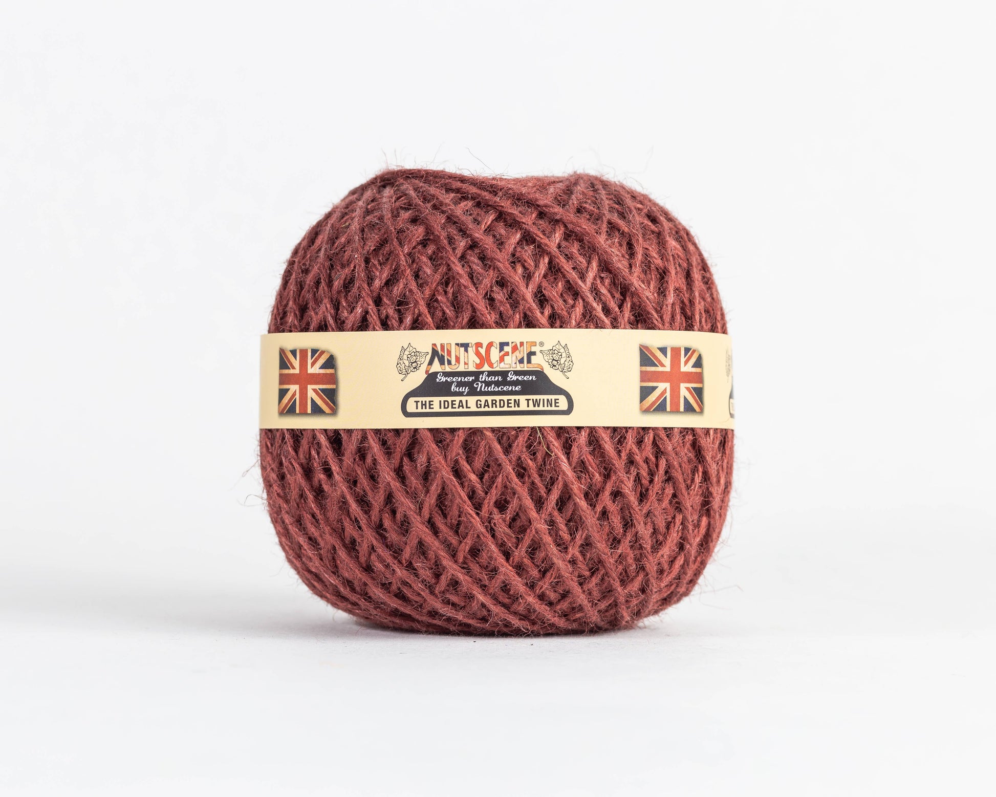 Ein Knäuel brauner Gartenschnur mit der Aufschrift „Nutscene | Heritage Jutegarn in Henna 130 m“ von Nutscene Twines Ltd weist ein beiges Etikett mit Union-Jack-Flaggen und den Schriftzügen „Nutscene“ und „The Ideal Garden Twine“ auf, die sich vor einem schlichten weißen Hintergrund abheben.