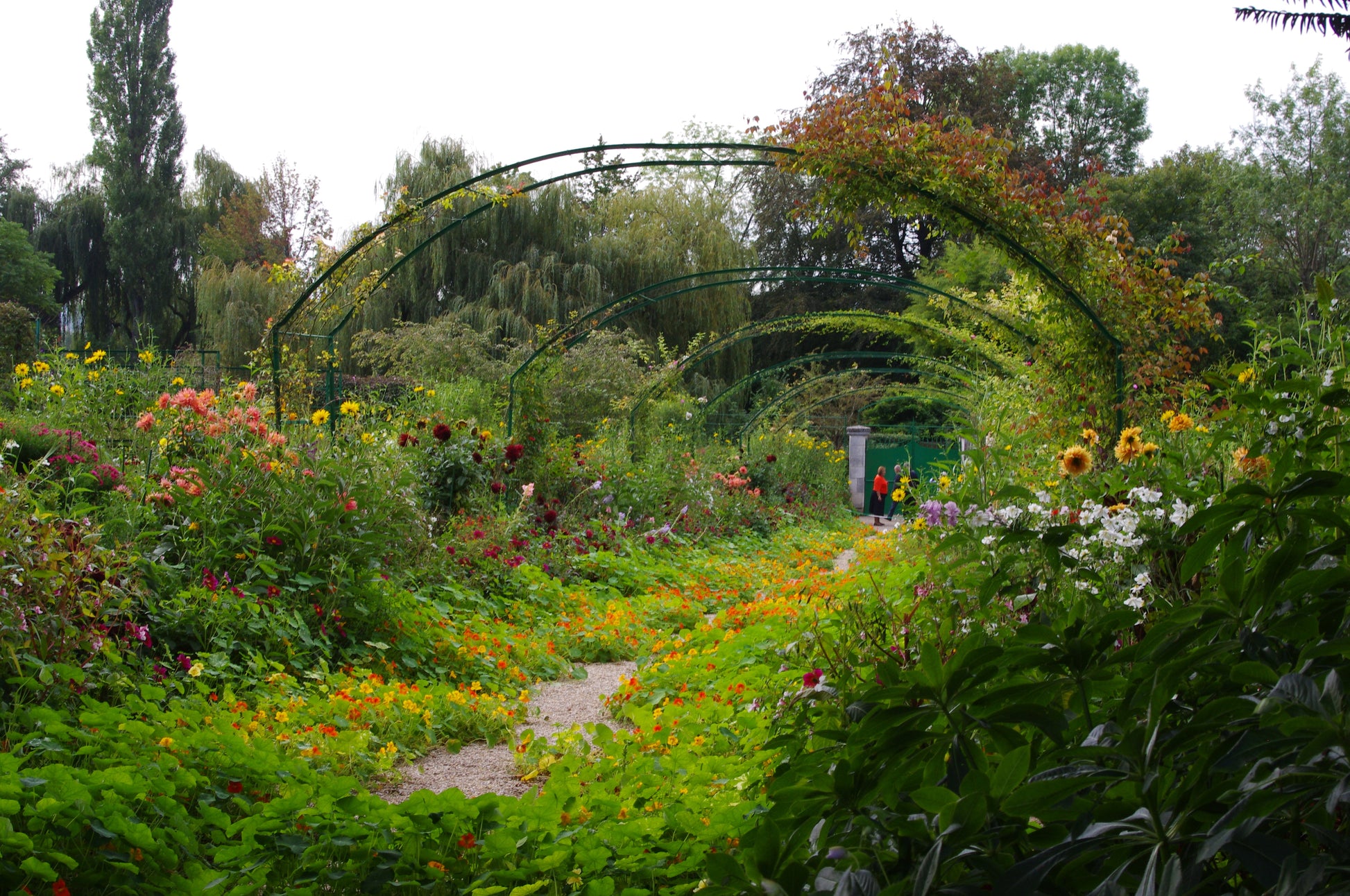 Erleben Sie die Schönheit der Gärten der Normandie in der Königlichen Gartenakademie: Besuchen Sie unseren "Di. 20.10.2026 | 14.30 - 16.00 AFTERNOON TEA VORTRAG Gärten der Normandie" für florale Inspirationen und Garteneinblicke in einer üppigen, malerischen Umgebung.