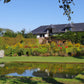 Genießen Sie den Nachmittagstee am Di. 20.10.2026 (14:30-16:00) beim Vortrag "Gärten der Normandie" in der Königlichen Gartenakademie, umgeben von leuchtenden Blumen, gepflegten Hecken und Garteninspirationen mit friedlichem Normandie-Flair.