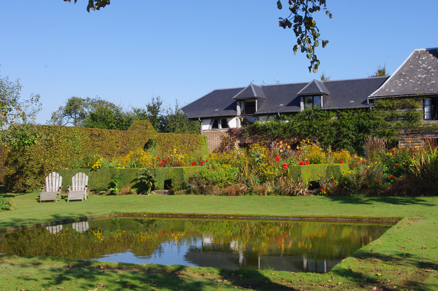 Genießen Sie den Nachmittagstee am Di. 20.10.2026 (14:30-16:00) beim Vortrag "Gärten der Normandie" in der Königlichen Gartenakademie, umgeben von leuchtenden Blumen, gepflegten Hecken und Garteninspirationen mit friedlichem Normandie-Flair.