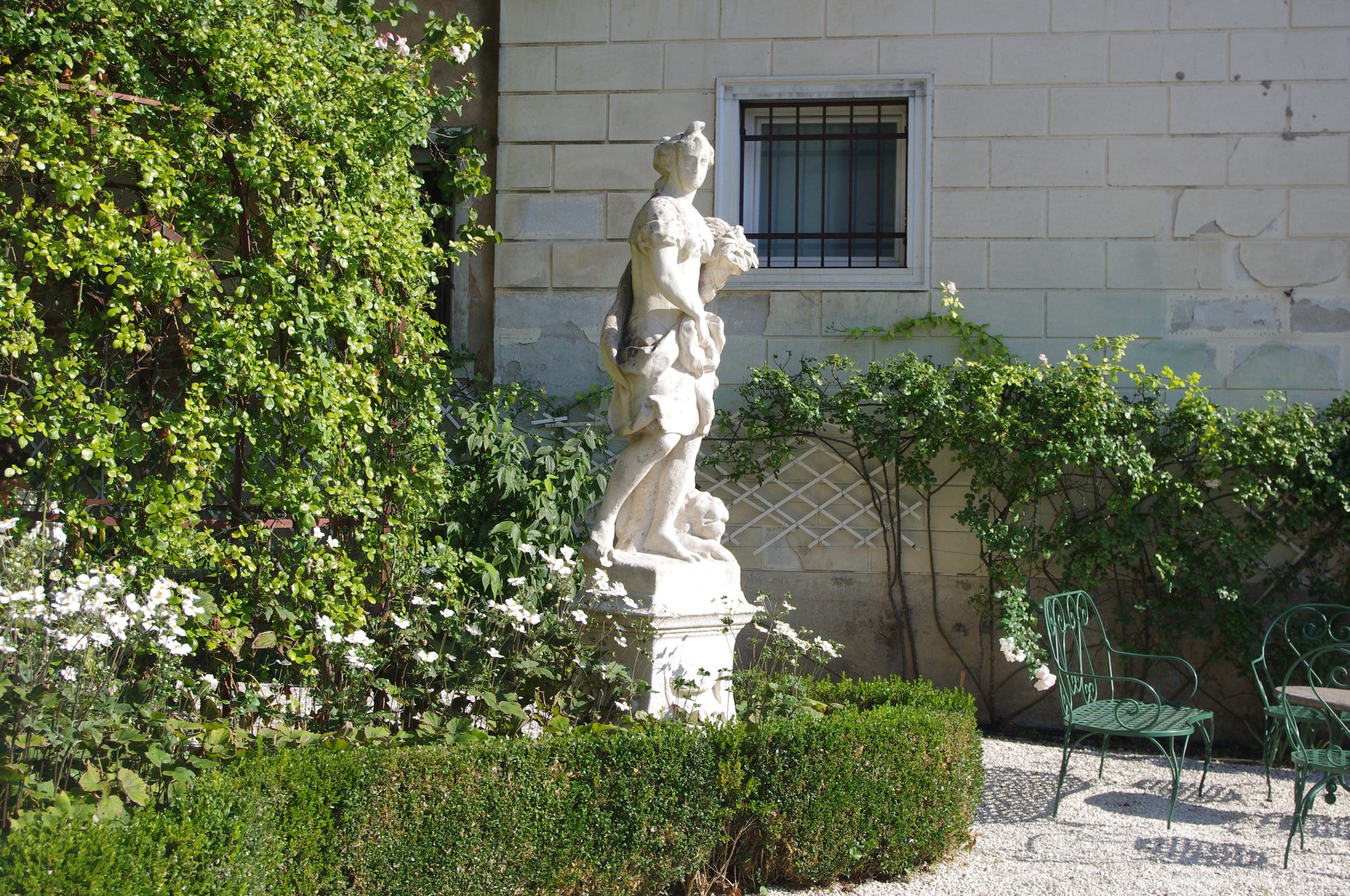 Genießen Sie den Nachmittagstee am 03.11.2026, 14:30-16:00 Uhr in den "AFTERNOON TEA Gärten in Venedig und den Veneto" der Königlichen Gartenakademie, umgeben von üppigen Hecken und Blumen, die an den Charme der venezianischen Villengärten erinnern.