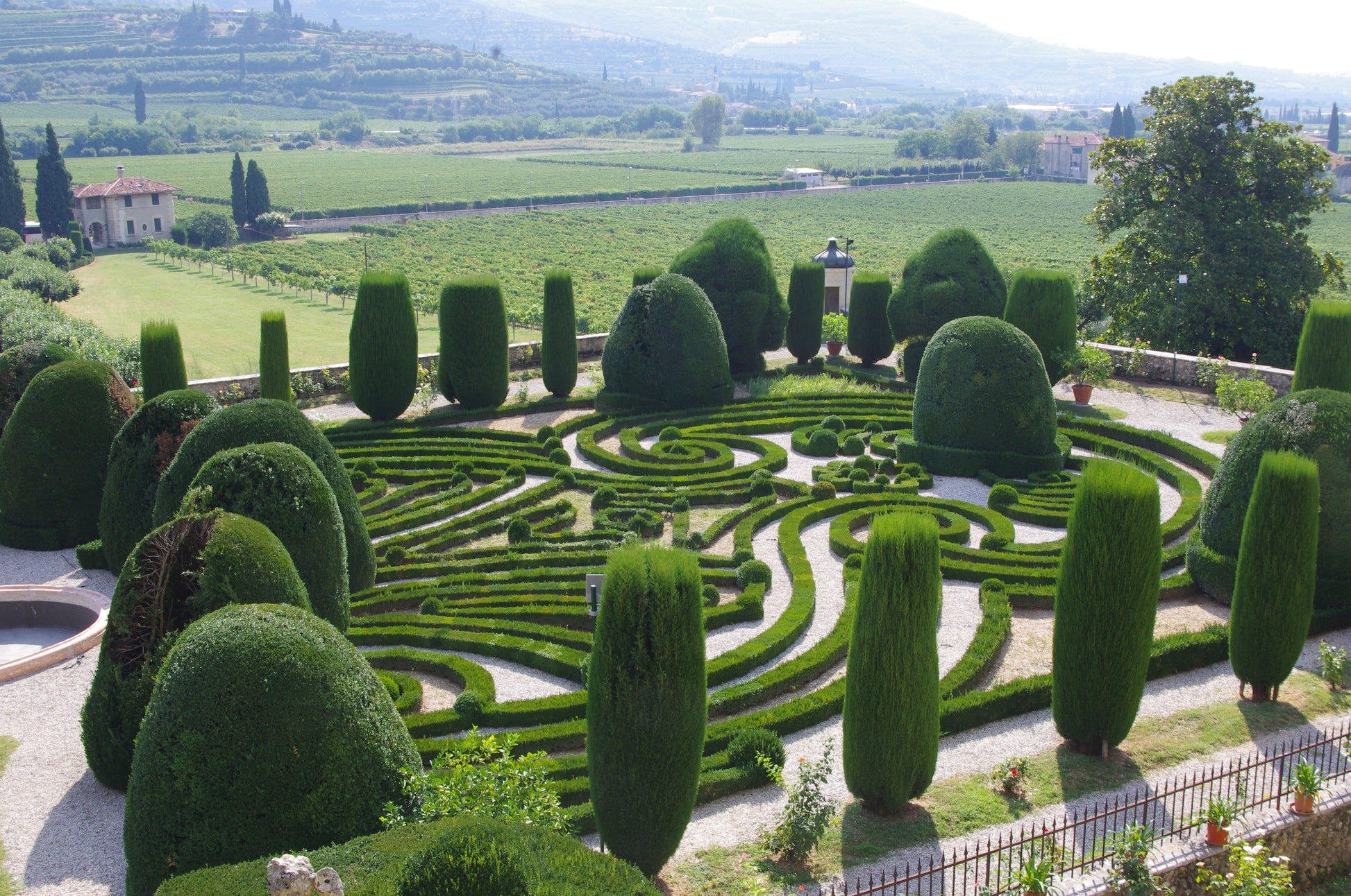 Genießen Sie am 03.11.2026 von 14:30-16:00 Uhr einen eleganten Nachmittagstee mit den "Gärten in Venedig und den Veneto" der Königlichen Gartenakademie inmitten von formalen Gärten, Formschnittsträuchern und üppigen grünen Feldern.