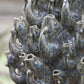 Die Vase „Fisch“ klein in Blau aus Steingut (H 18 cm, Ø 23 cm) von Des Pots ist ein markantes Keramik-Dekorationsstück, das aus mehreren handgeformten Steingutfischen mit geöffneten Mäulern besteht, die kreisförmig um die zentrale Vase angeordnet sind. Jeder Fisch ist mit einer glänzenden blaugrauen Glasur versehen und weist eine detailreiche Schuppenstruktur auf.