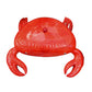 Costa Nova | „Summer Bliss Crab“ – Die „Krabben-Schale“ von Costa Nova ist ein roter, keramischer Behälter in Form einer Krabbe, der von portugiesischer Keramik inspiriert ist. Er verfügt über einen abnehmbaren Deckel, zwei markante Scheren und zarte Augen – ein idealer, verspielter Akzent für Ihre „Summer Bliss“-Tischdekoration. Dargestellt als Einzelobjekt vor weißem Hintergrund.
