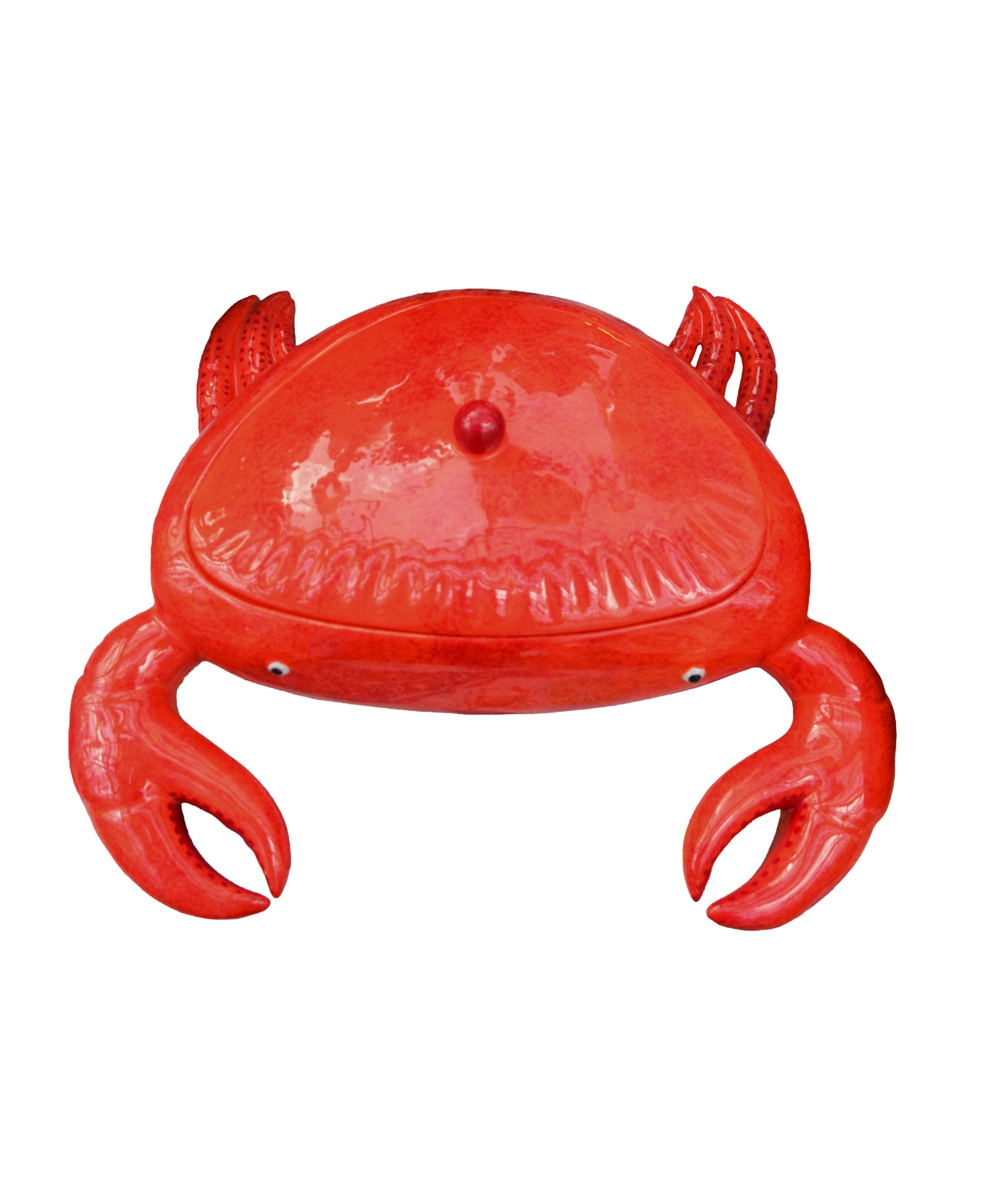 Costa Nova | „Summer Bliss Crab“ – Die „Krabben-Schale“ von Costa Nova ist ein roter, keramischer Behälter in Form einer Krabbe, der von portugiesischer Keramik inspiriert ist. Er verfügt über einen abnehmbaren Deckel, zwei markante Scheren und zarte Augen – ein idealer, verspielter Akzent für Ihre „Summer Bliss“-Tischdekoration. Dargestellt als Einzelobjekt vor weißem Hintergrund.