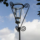 Der Hirsch-Regenmesser mit Glas, der speziell für Gartenliebhaber entwickelt wurde und über präzise Messmarkierungen verfügt, wird elegant von einem filigranen Universalstab (Höhe 125 cm) gehalten. Teilweise mit Wasser gefüllt und vor einem bewölkten Himmel zwischen den Ästen platziert, verbindet dieser stilvolle Regenmesser Funktionalität mit dekorativem Charme – und ist damit eine raffinierte Bereicherung für jeden Außenbereich.