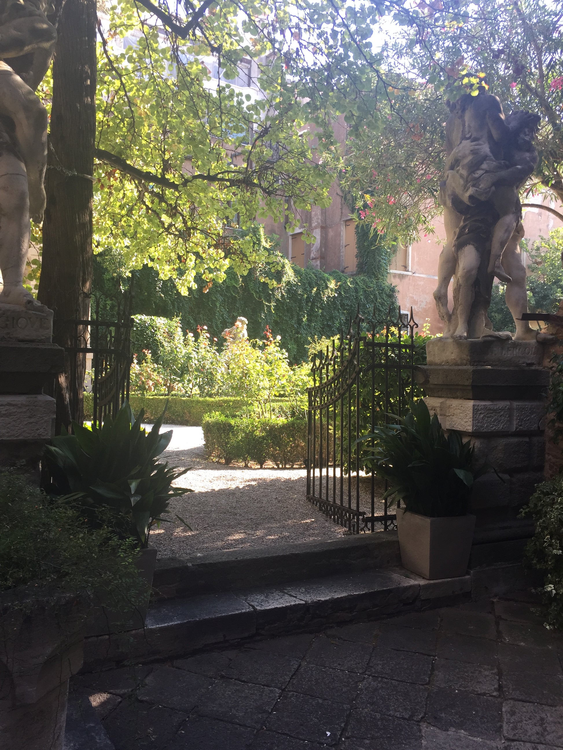 Erleben Sie die schattige Schönheit von Londons Gärten beim "AFTERNOON TEA VORTRAG Londons Gärten" der Königlichen Gartenakademie am Di. 08.09.2026, 14:30-16:00 Uhr - üppige Pflanzen, Steinstatuen und Garteninspiration erwarten Sie.