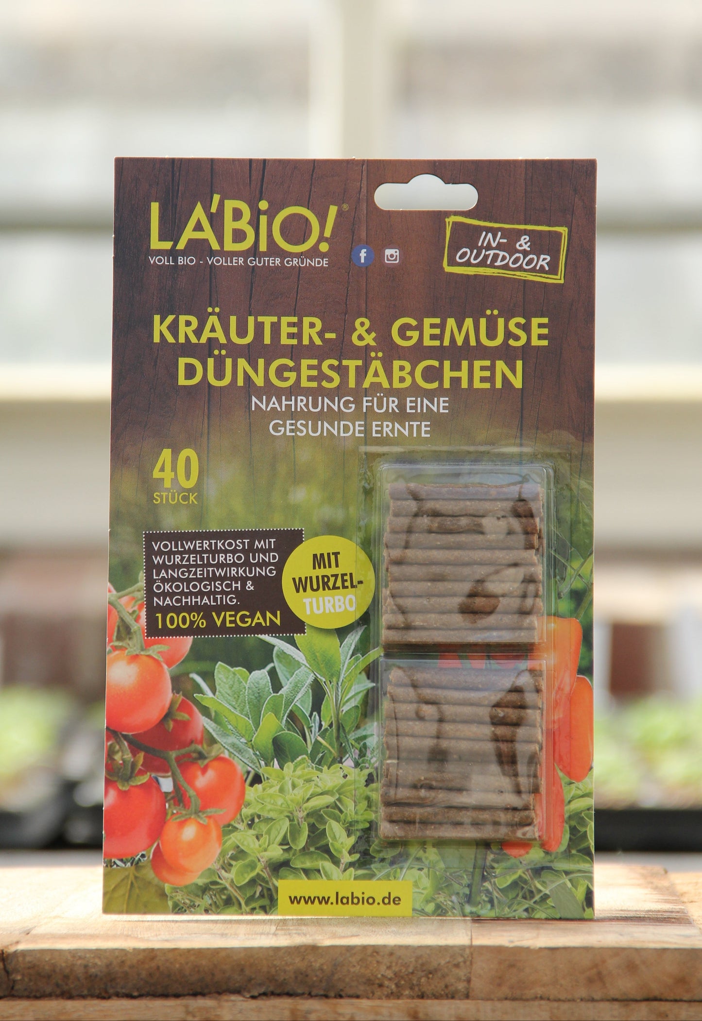 Eine Packung La'Bio Düngestäbchen 40 Stk. von La'Bio, gekennzeichnet als 100% vegan und reich an pflanzlichen Nährstoffen, für den Innen- & Außenbereich, abgebildet auf Holz mit unscharfem Hintergrund.