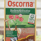 Oscorna | Boden Aktivator 3 kg ist ein Bodenaktivator für gesundes Pflanzenwachstum. Die Schachtel mit einer Schaufel und Blumen hebt 100 % natürliche Materialien hervor - ideal für Rasen, Rosen, Neupflanzungen und zur Verbesserung des pH-Werts im Boden.