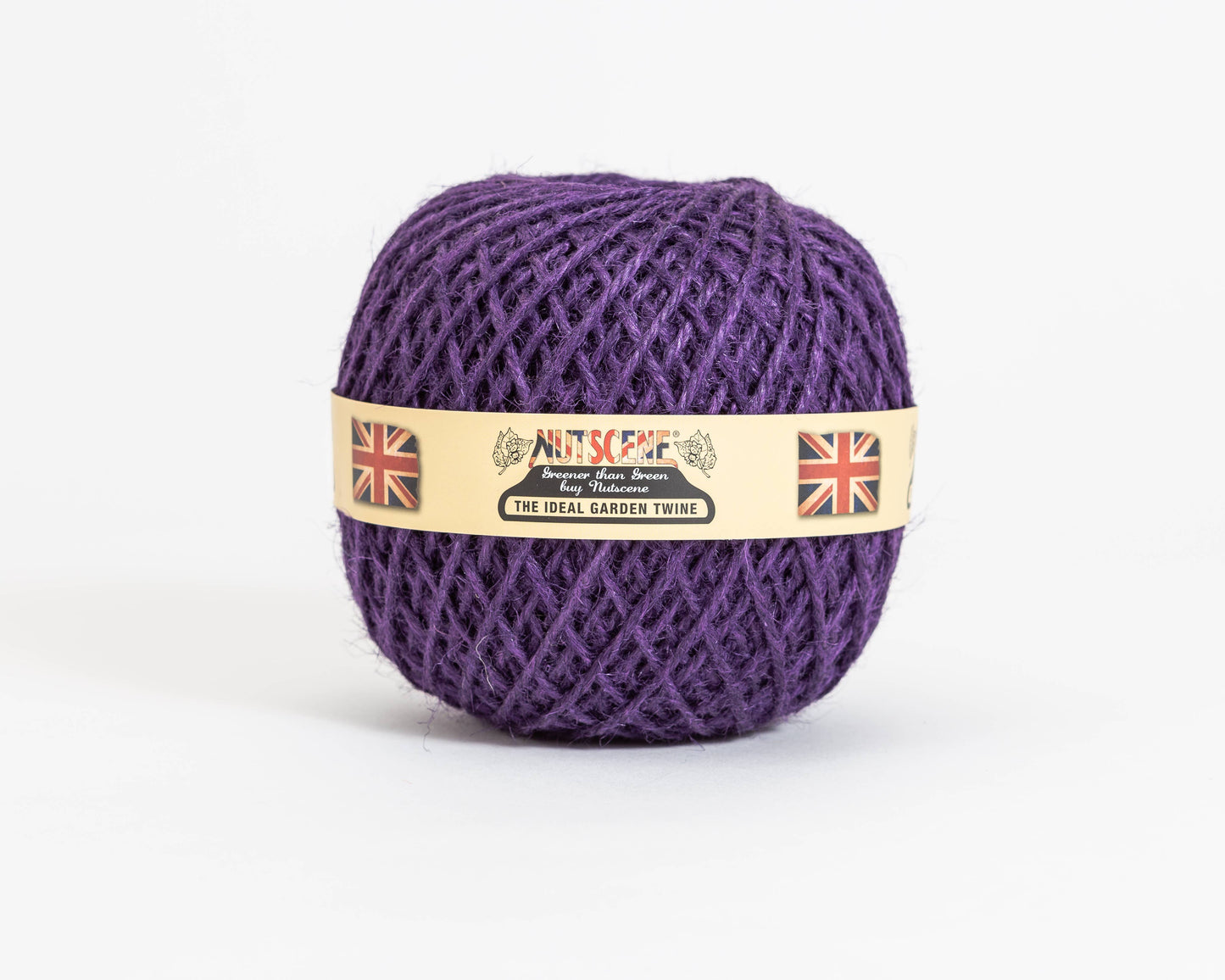 Ein Knäuel „Nutscene | Heritage Jutegarn“ in Violett (130 m) von Nutscene Twines Ltd mit einem beigen Etikett, auf dem zwei britische Flaggen sowie die Aufschriften „Nutscene“ und „The Ideal Garden Twine“ zu sehen sind, eignet sich perfekt für alle Ihre Gartenarbeiten.