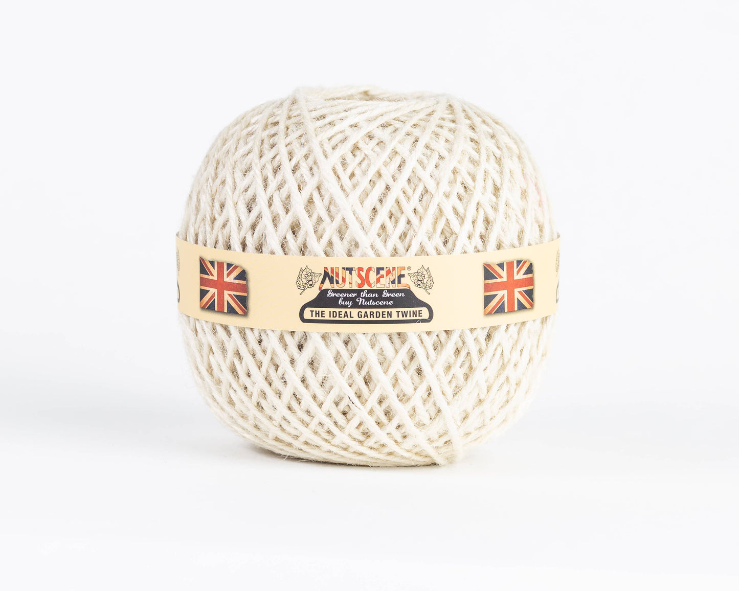 Ein Knäuel „Nutscene | Heritage Jutegarn“ in der Farbe „Ivory“ (130 m) von Nutscene Twines Ltd ist abgebildet, versehen mit einem Papieretikett, auf dem vor einem schlichten weißen Hintergrund Union-Jack-Flaggen und der Text „Nutscene The Ideal Heritage Twine“ zu sehen sind.