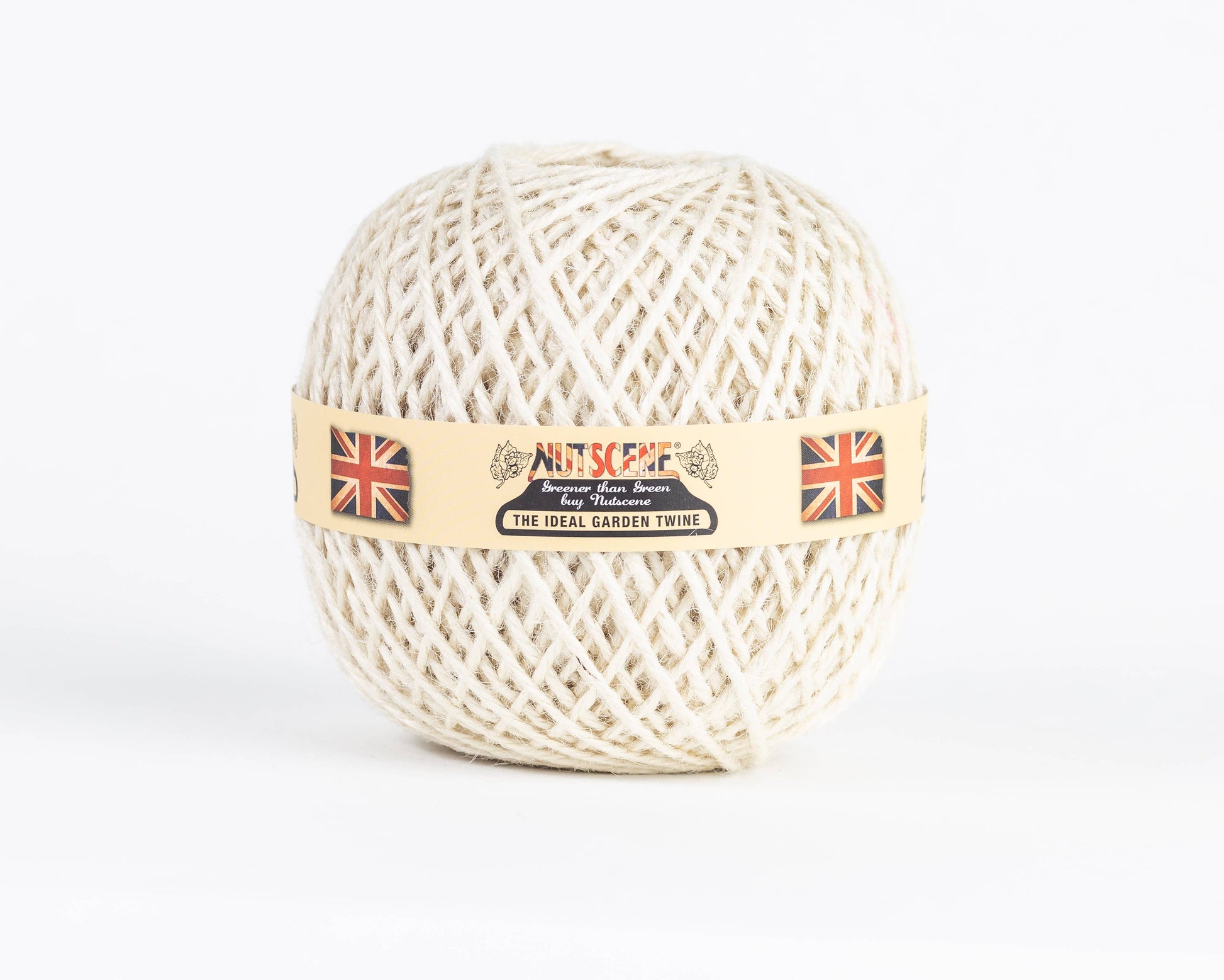 Ein Knäuel „Nutscene | Heritage Jutegarn“ in der Farbe „Ivory“ (130 m) von Nutscene Twines Ltd ist abgebildet, versehen mit einem Papieretikett, auf dem vor einem schlichten weißen Hintergrund Union-Jack-Flaggen und der Text „Nutscene The Ideal Heritage Twine“ zu sehen sind.