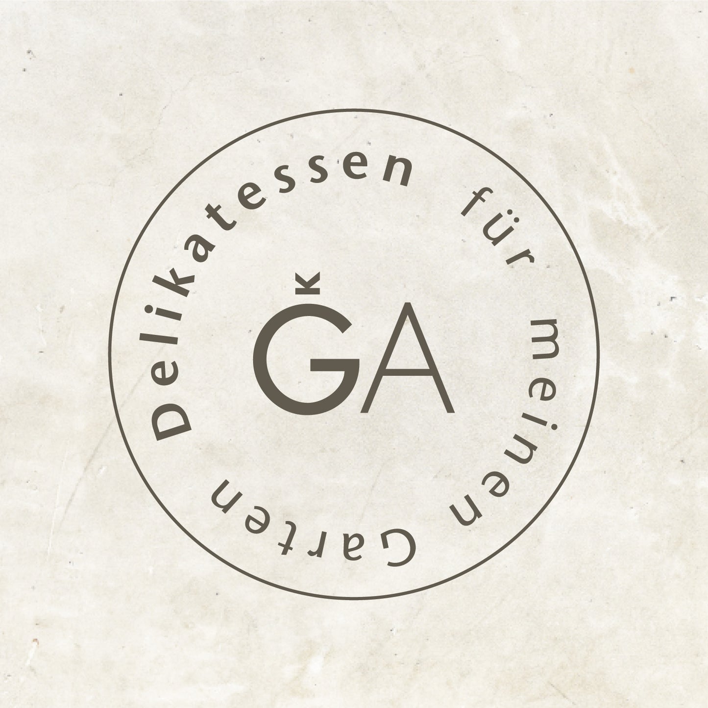 Ein kreisförmiges Logo mit der Aufschrift „Delikatessen für meinen Garten“ umrahmt ein großes „GA“ (mit Akzent), das auf einem hellen, strukturierten Hintergrund platziert ist, der an eine halbkugelförmige Blüte von Scilla peruviana – Stern der Peru (Verberghe) – an einem geschützten Standort erinnert.