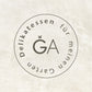 Rundes Logo mit dem Schriftzug „Delikatessen für meinen Garten“ um ein großes, goldgelbes „GÄ“ in der Mitte, dargestellt auf einem strukturierten, cremefarbenen Hintergrund für Weijers Sternbergia lutea – Herbst-Goldbecher.