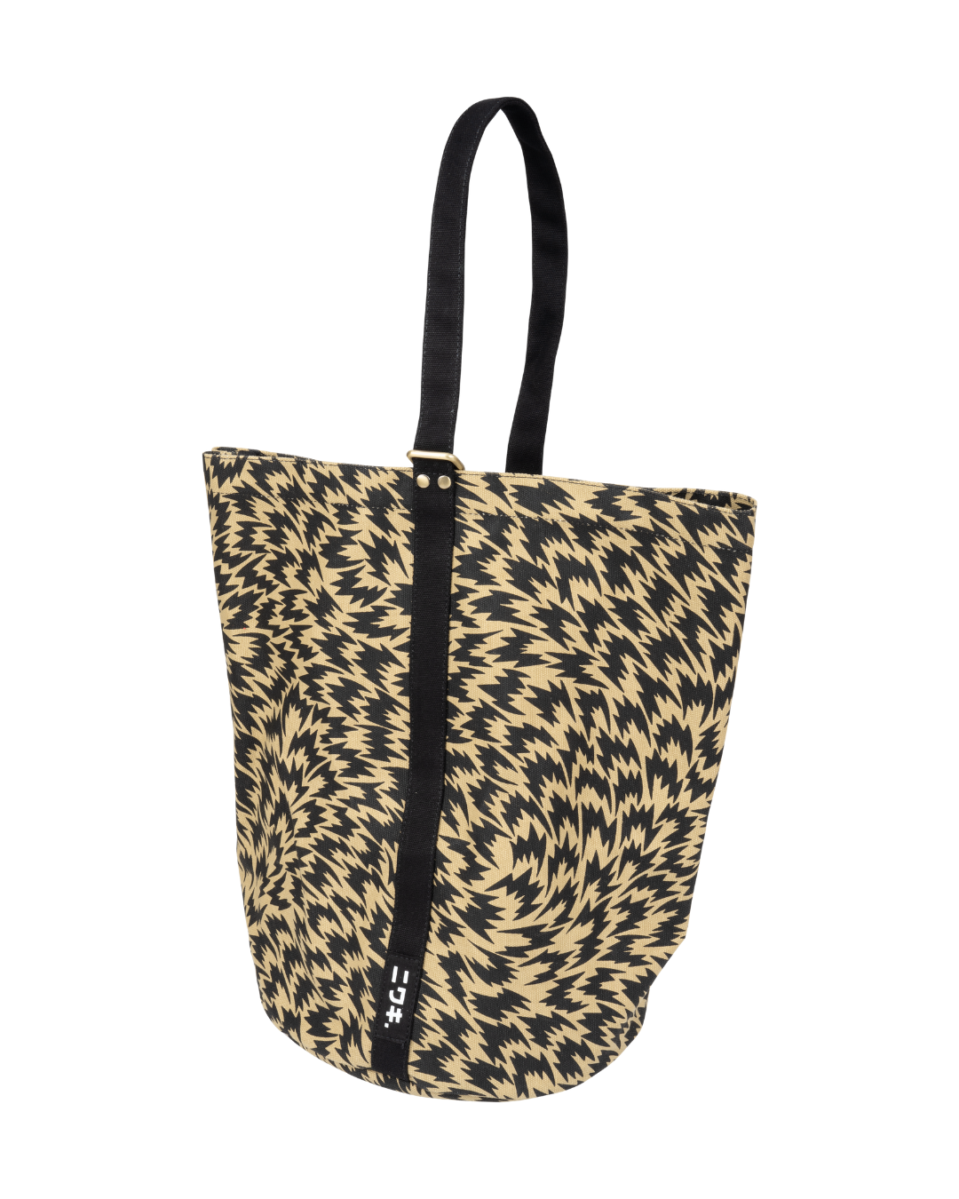 Die Niwaki Kantan Werkzeugtasche 'Eley Kishimoto X Niwaki Flash' ist eine große Canvas-Tasche mit einem schwarzen und hellbraunen geometrischen Wirbelmuster, zwei schwarzen Griffen und einem auffälligen Streifen mit weißem Text und Symbolen auf der Vorderseite.