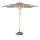 Der Weishäupl Acryltuch-Sonnenschirm 'Klassiker Multicolor' Ø 250 cm ist ein farbenfrohes Outdoor-Accessoire mit einem gestreiften Schirmdach, einer dekorativen Quaste am Seilzugsystem, einer stabilen Holzstange und einem runden grauen Fuß.