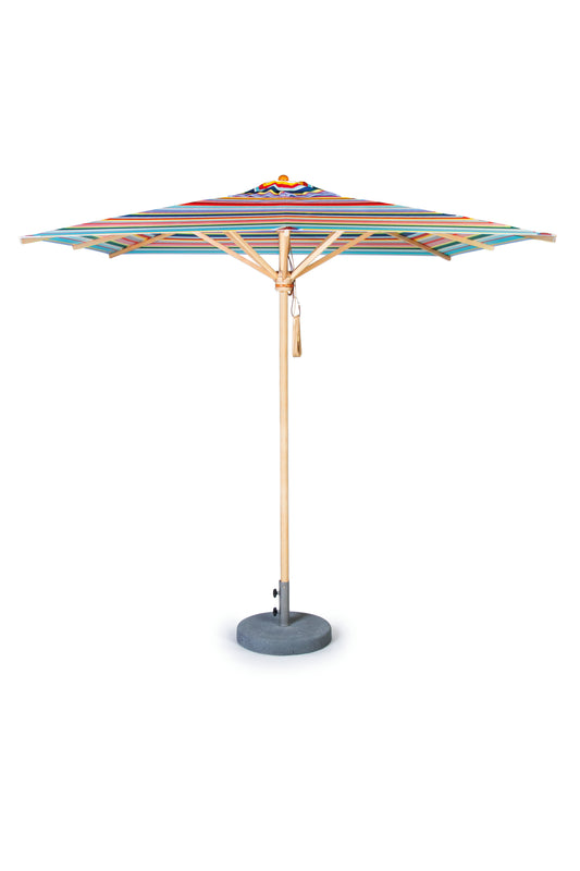 Der Weishäupl Acryltuch-Sonnenschirm 'Klassiker Multicolor' Ø 250 cm ist ein farbenfrohes Outdoor-Accessoire mit einem gestreiften Schirmdach, einer dekorativen Quaste am Seilzugsystem, einer stabilen Holzstange und einem runden grauen Fuß.