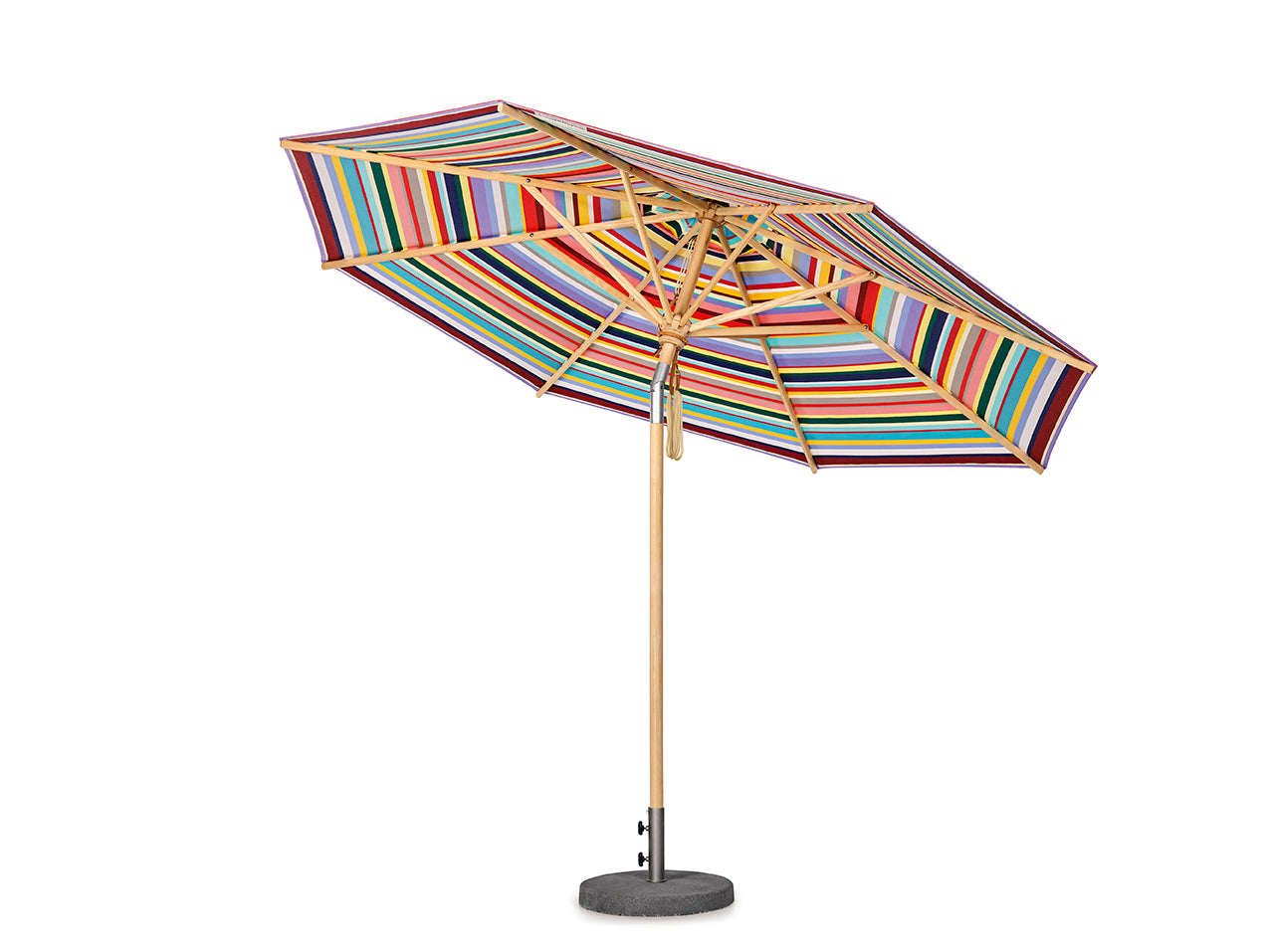 Der Weishäupl Acryltuch-Sonnenschirm 'Klassiker Natur' (Ø 300 cm) verfügt über ein strapazierfähiges Schirmdach mit bunten Streifen, eine Hartholzstange, einen schwarzen Fuß und wird geöffnet und zur Seite gekippt gezeigt.