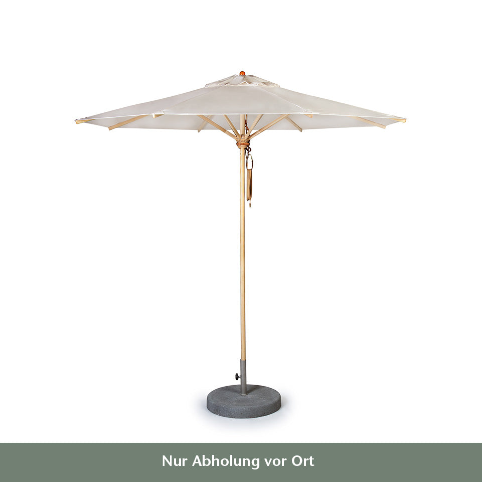 Ein Weishäupl Acryltuch Sonnenschirm 'Klassiker Natur' (Ø 250 cm) mit Hartholzstange und rundem grauen Sockel. Deutscher Text: "Nur Abholung vor Ort".