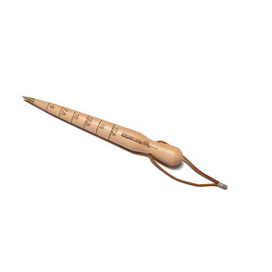 Das Krumpholz Pflanzholz mit Messingspitze und Lederband von Krumpholz verfügt über eine Messingspitze für Präzision und ein stilvolles Lederband, dargestellt vor einem weißen Hintergrund.