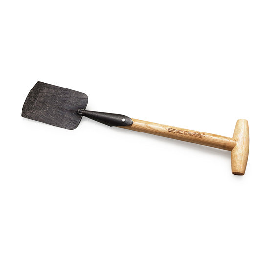 Der Krumpholz Handspaten mit T-Stiel 45 cm 1370 ist eine Schaufel im Vintage-Stil mit einem flachen, rechteckigen, schwarzen Metallblatt und einem T-förmigen Holzgriff.